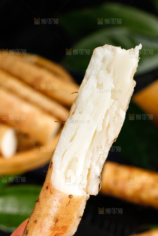 黑石板上摆放着淮山药
