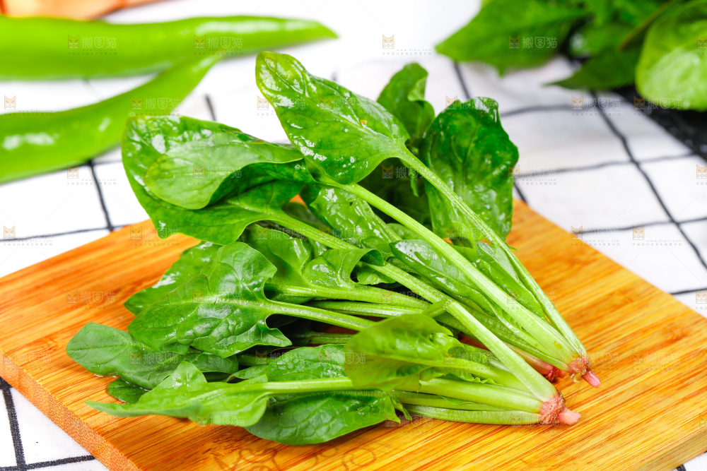 格子底上放着一堆绿色菠菜