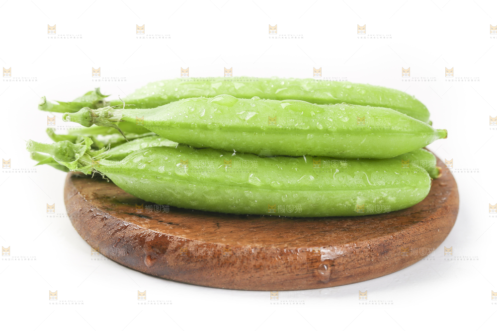 木板上放着豌豆荚
