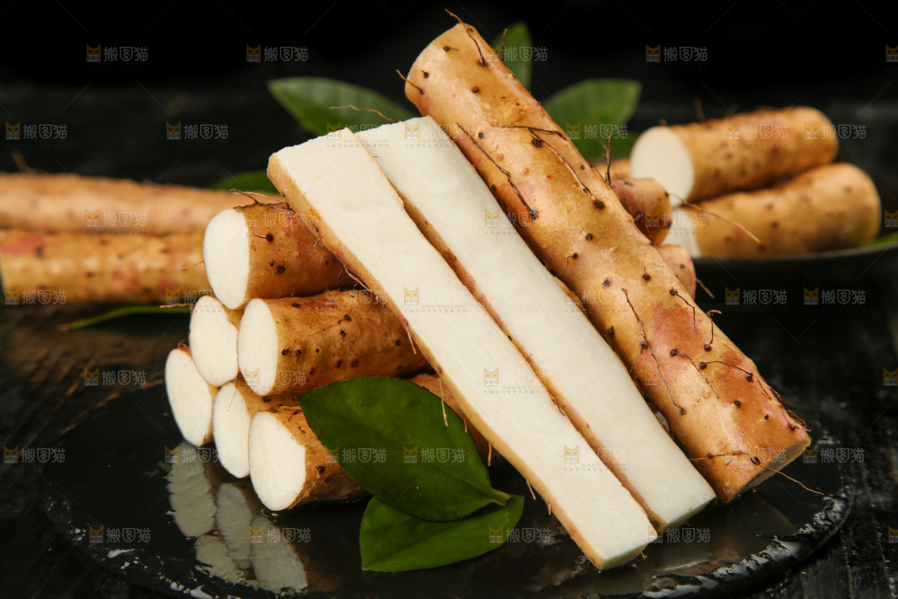 黑底上摆放着白山药