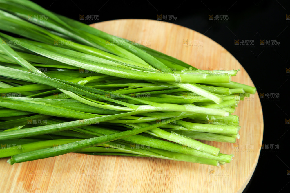 黑底上堆放着韭菜