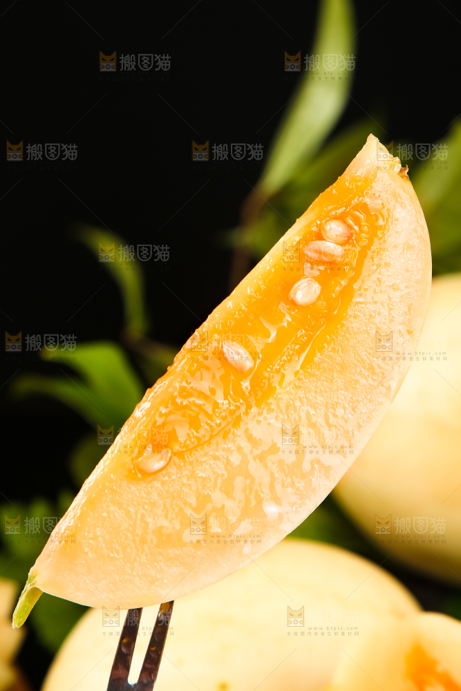 叉子叉着东方蜜瓜