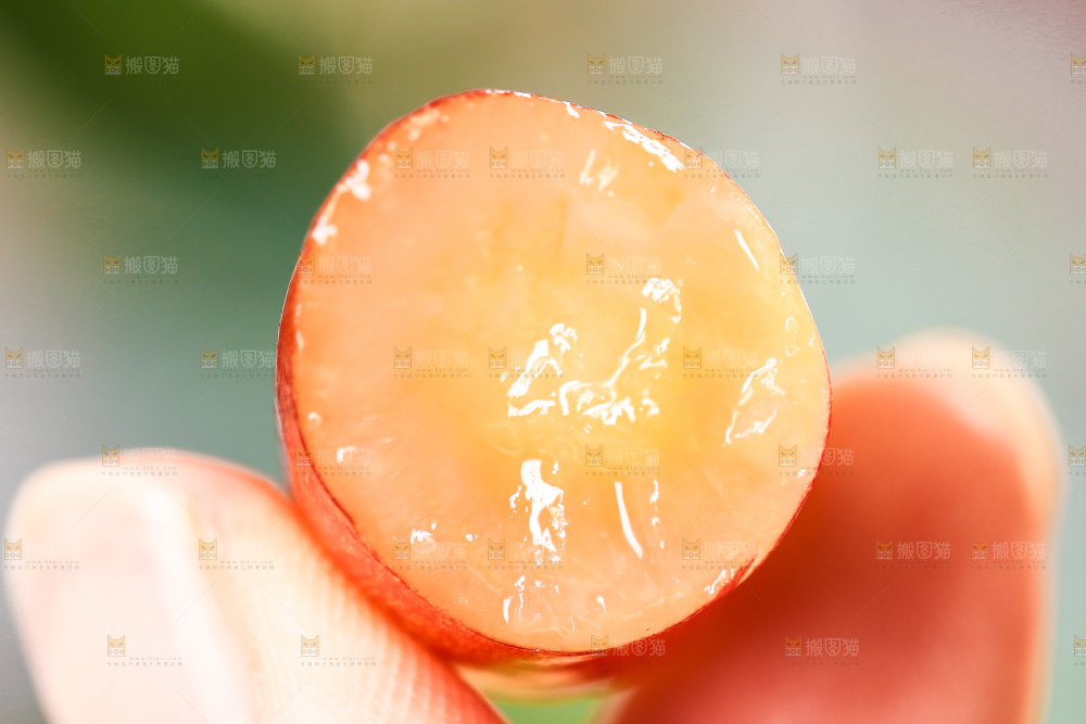 手里拿着掰开的美人指葡萄