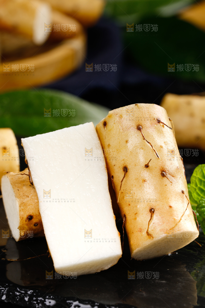 黑石板上摆放着淮山药