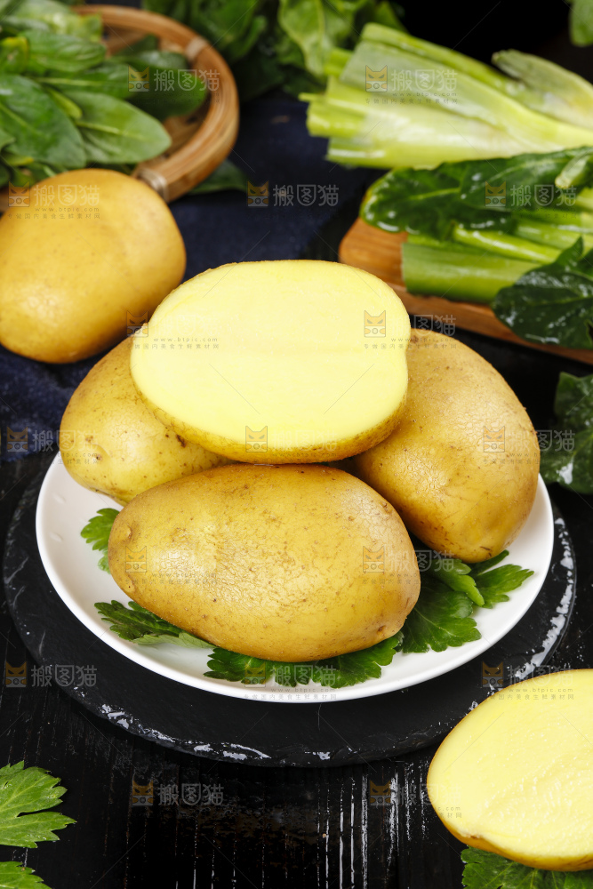 碟子里装着土豆