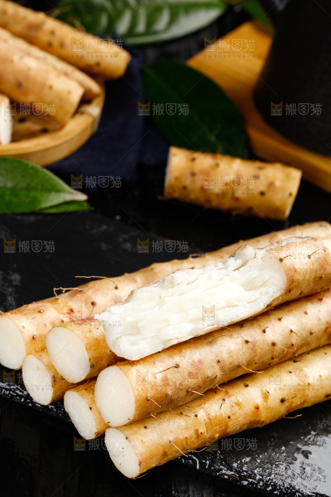 黑石板上摆放着淮山药