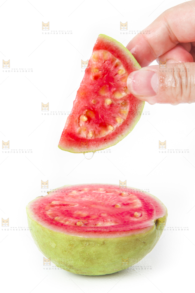 手里拿着红心芭乐