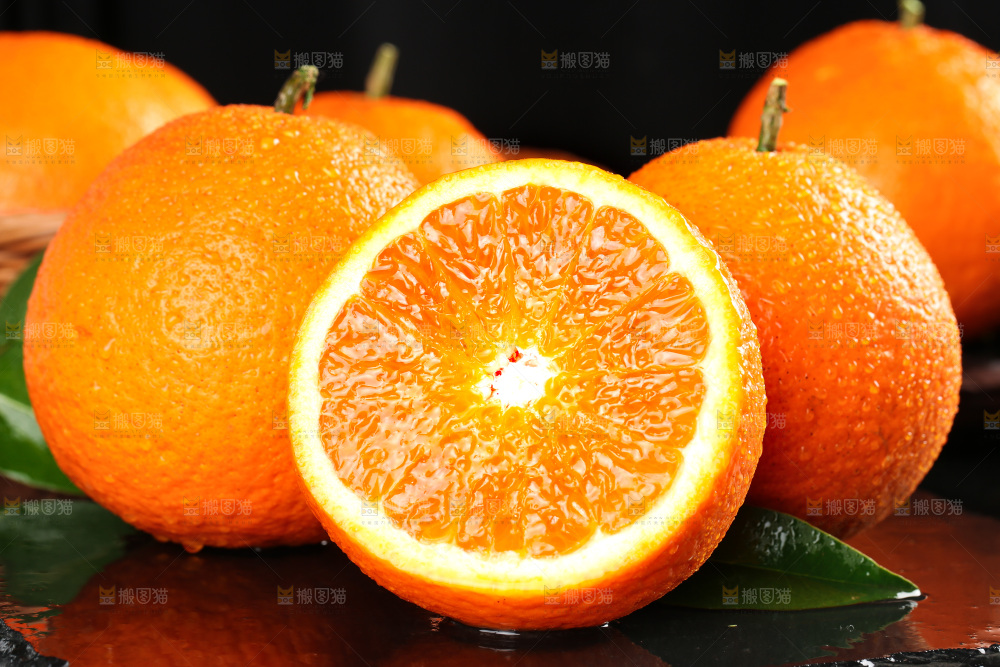 黑石板上摆放着青见柑橘
