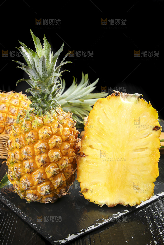 黑石板上放着切开的徐闻菠萝