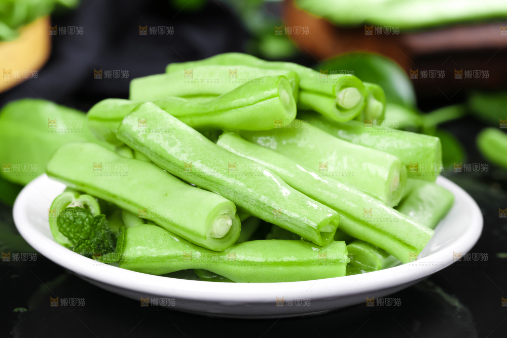 一碗新鲜四季豆放在黑底上