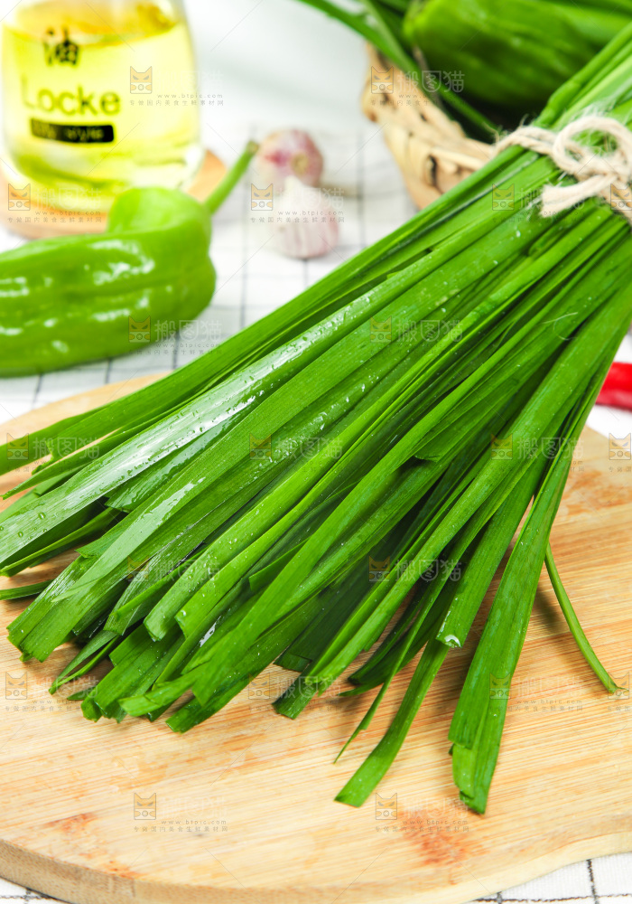 格子底上的鲜嫩韭菜