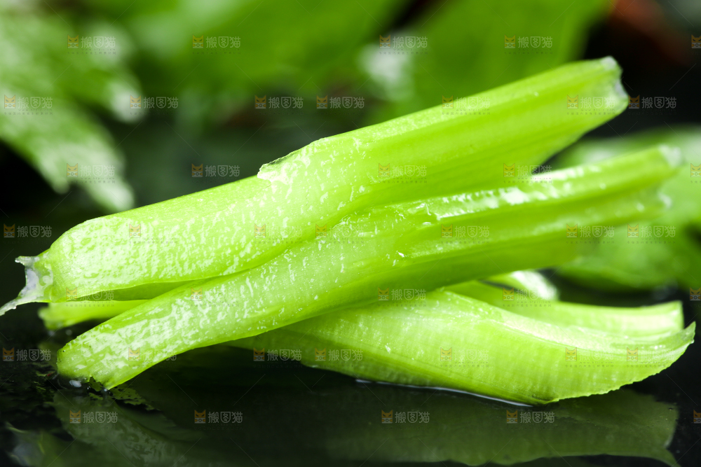 深底上放着切好的芹菜