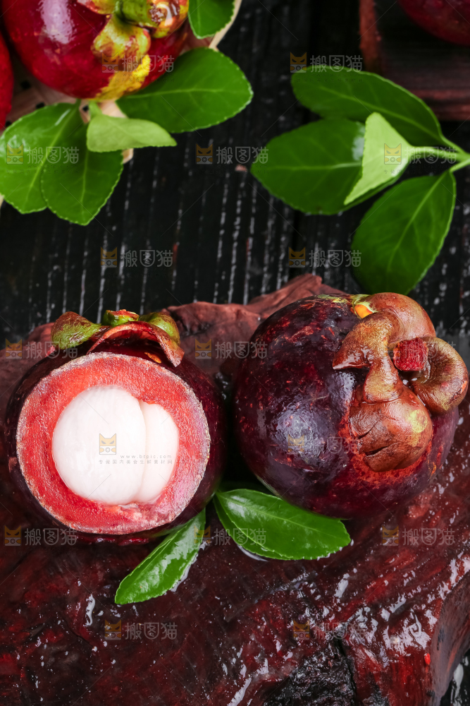 木底上放着切开的泰国山竹