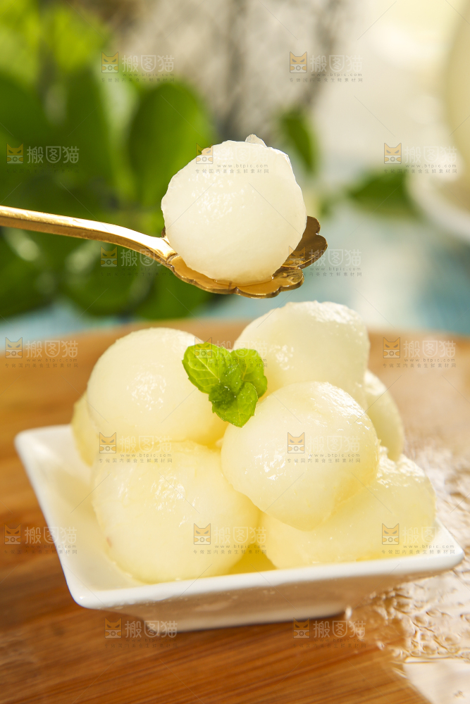 勺子舀着阎良甜瓜的果肉