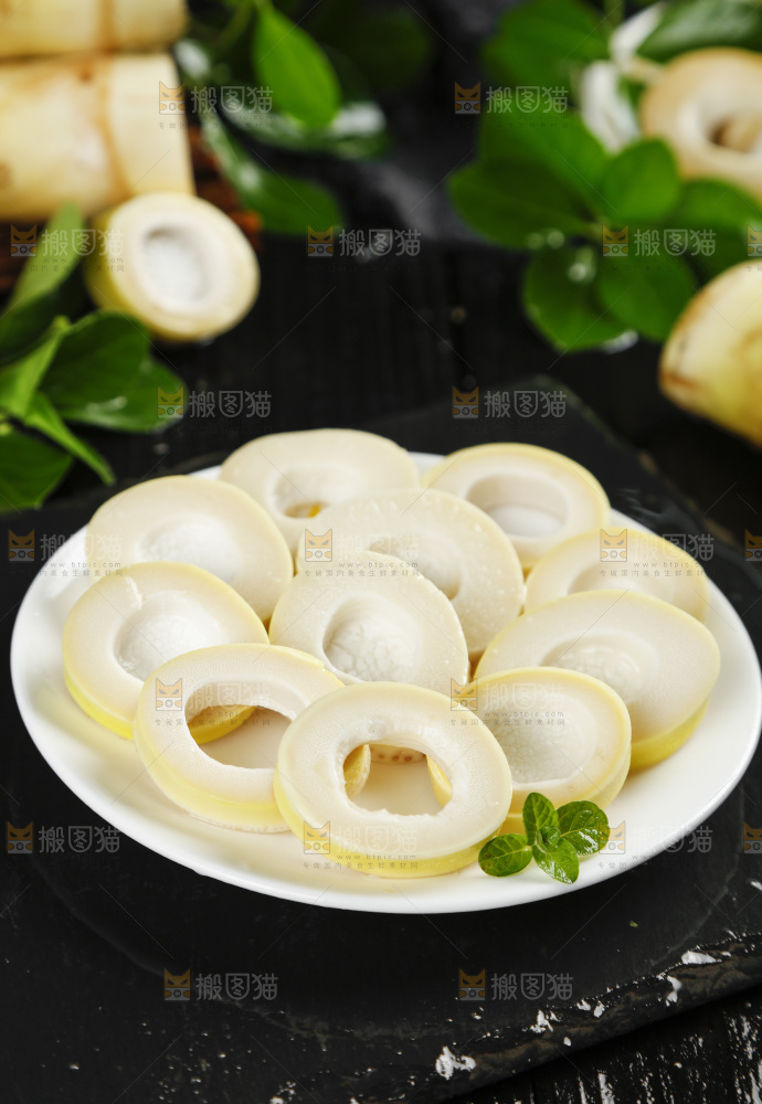 黑底上放着一盘切开的富阳春笋