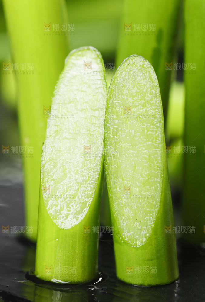 黑底上放着新鲜蒜苔