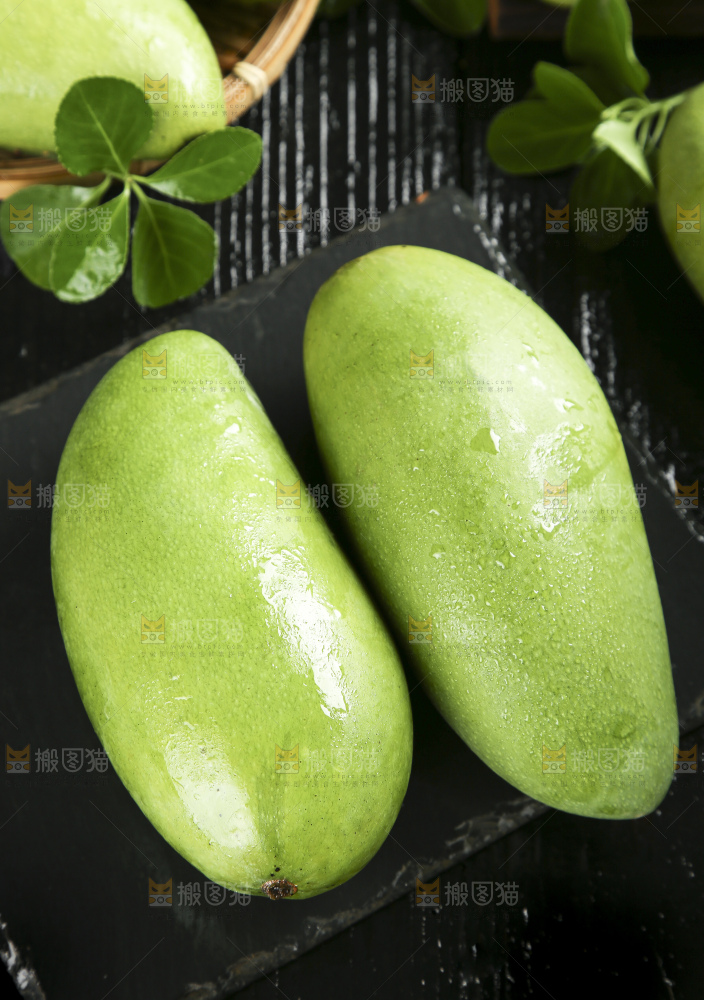 黑底上放着新鲜青皮芒果