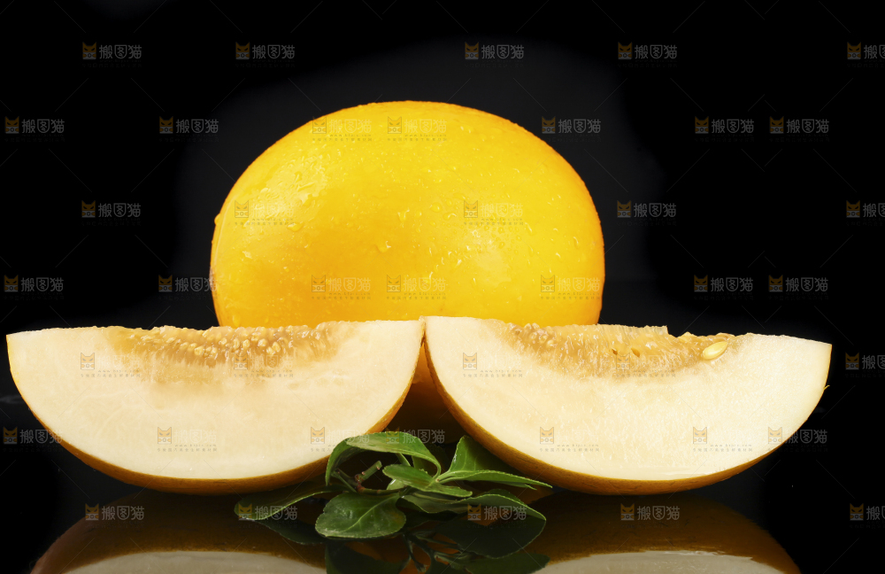 黑底上放着新鲜的黄河蜜瓜