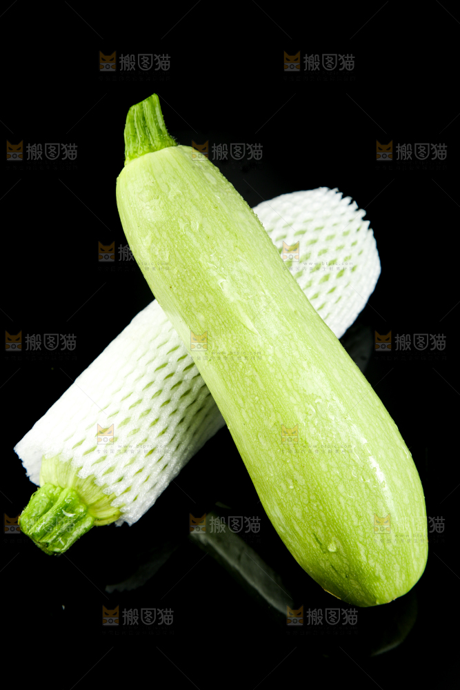 黑底上摆放着西葫芦