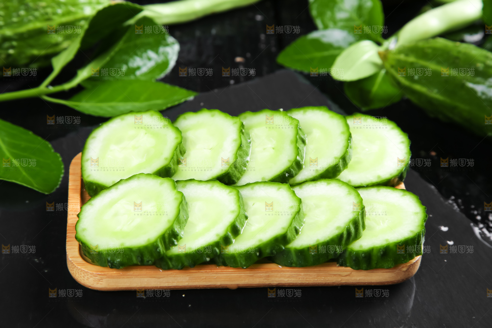 黑石板上放着一盘切开的山东青黄瓜