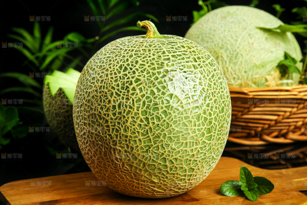 深底上放着山东新鲜玫珑蜜瓜