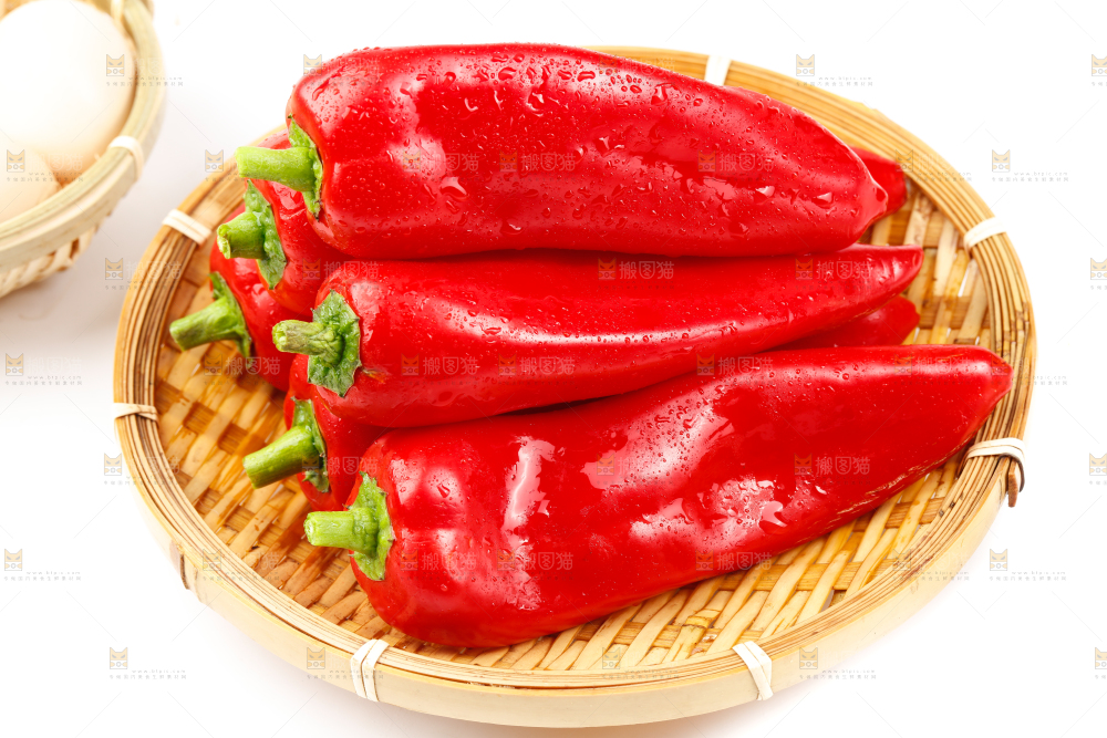白底上的红菜椒