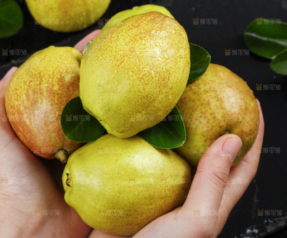 手拿新疆库尔勒香梨