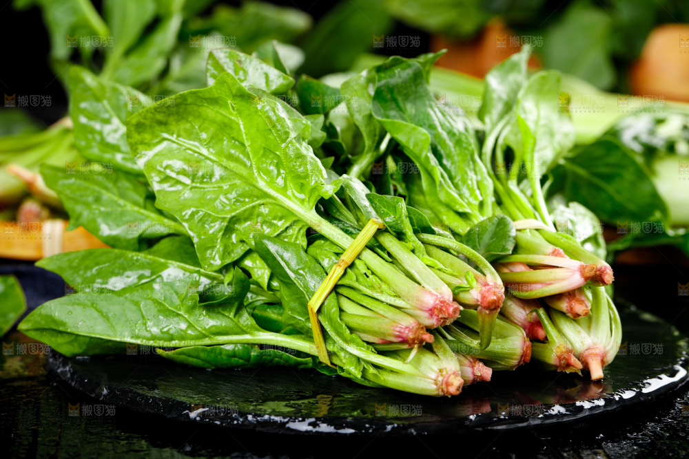 深底上堆着一捆菠菜