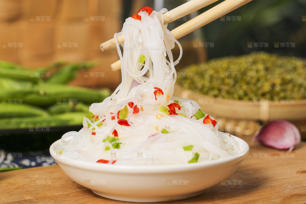 盘子里装着米粉