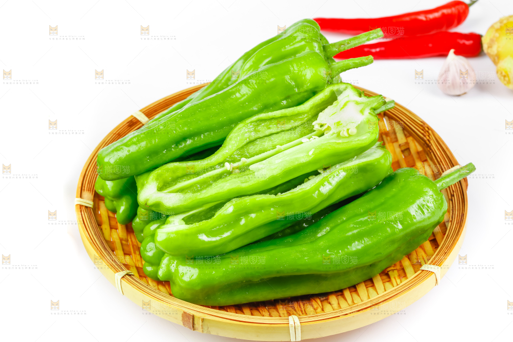 白底上放着一篮鲜辣椒