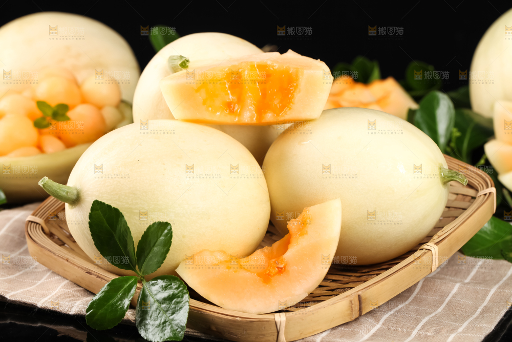 格子布上放着一筐阎良小甜瓜