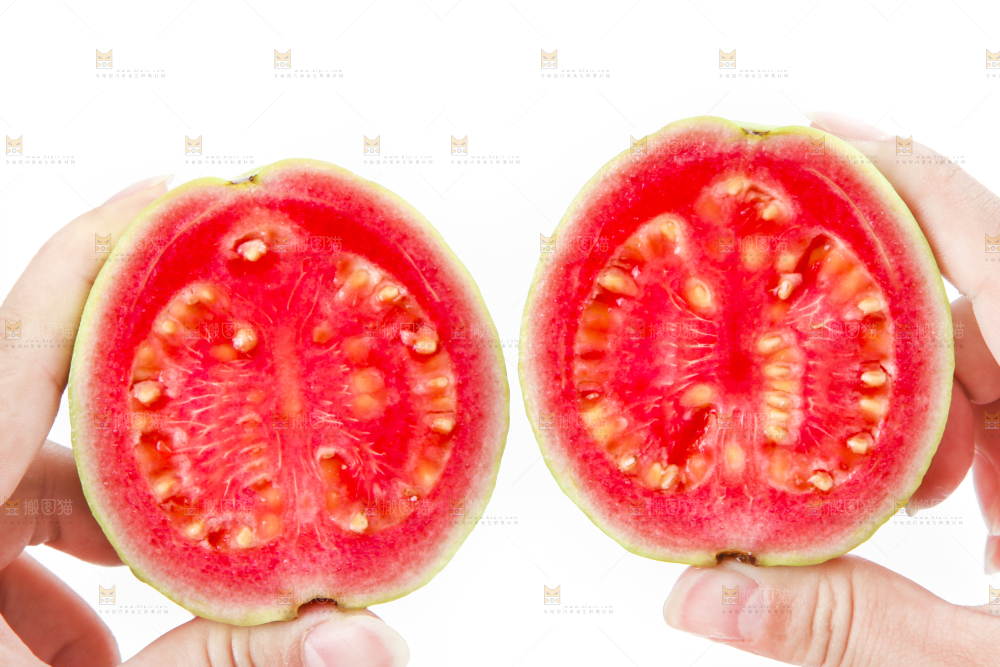 手里拿着红心芭乐