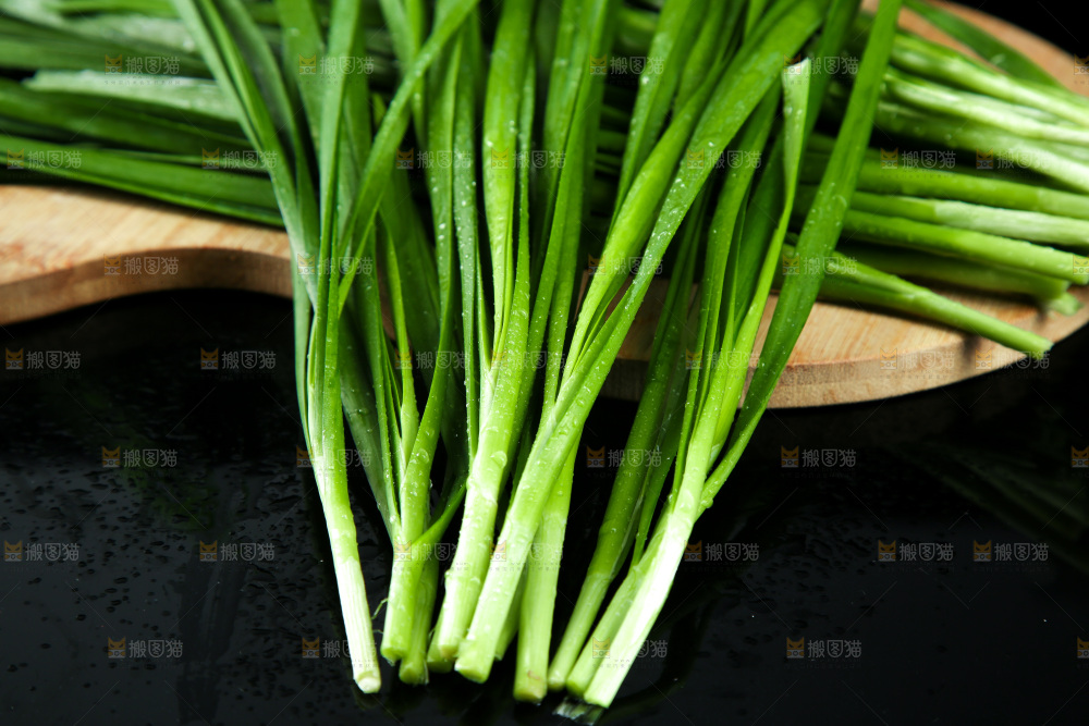 黑底上堆放着韭菜