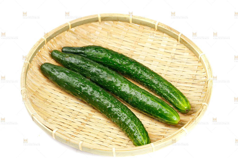 白底上放着黄瓜