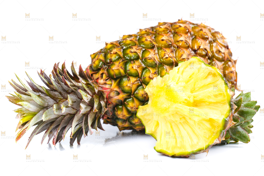 白底上的新鲜凤梨