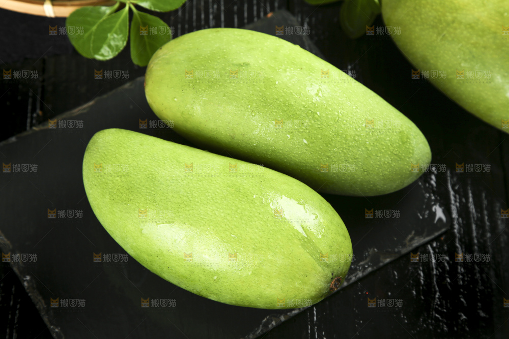 黑底上放着新鲜青皮芒果