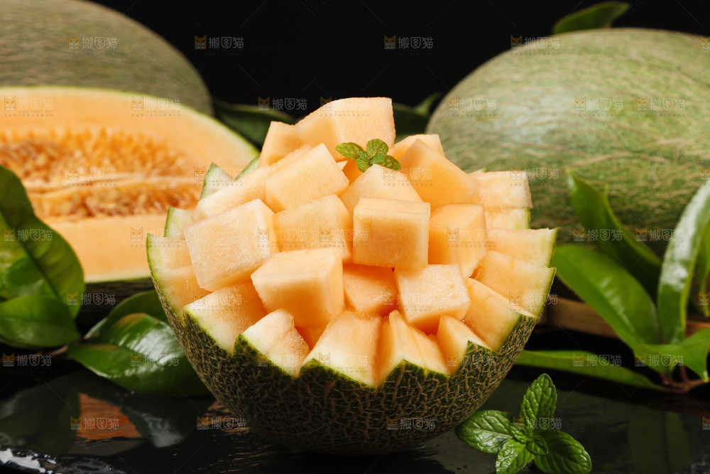 黑底上放着新鲜哈密瓜果肉