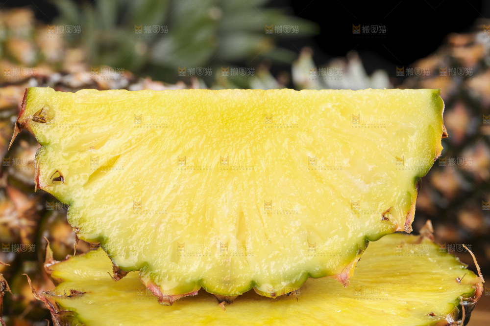 黑石板上放着切开的新鲜凤梨