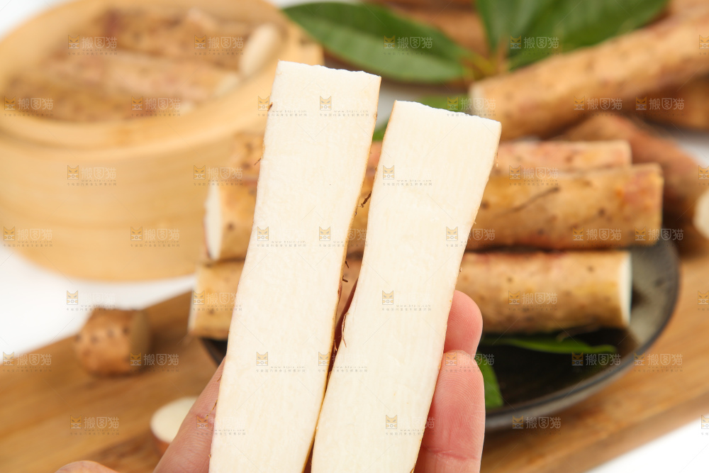 木底上堆放着山药