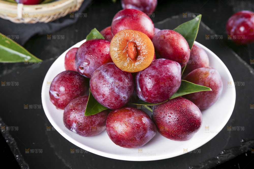 黑石板上放着一盘新疆甜西梅