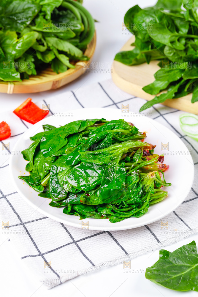 格子底上放着一盘菠菜
