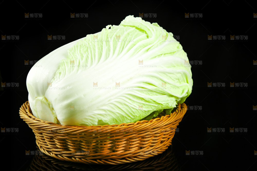 黑底上放着大白菜