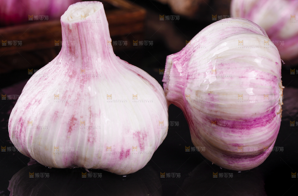 黑石板上放着河南紫皮大蒜