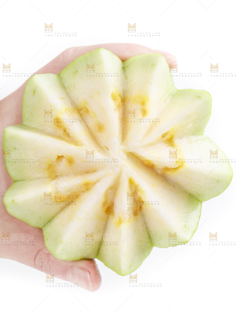 手里拿着白心芭乐