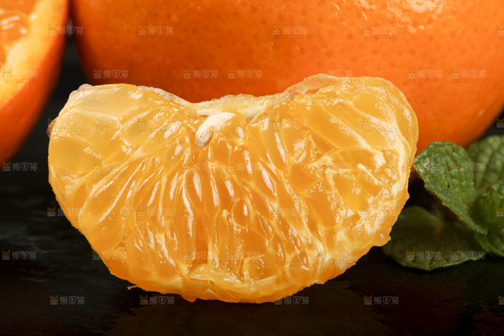 黑底上放着新鲜沃柑橘