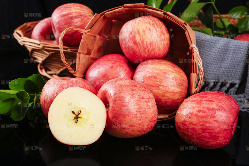 黑底上的烟台栖霞红富士苹果