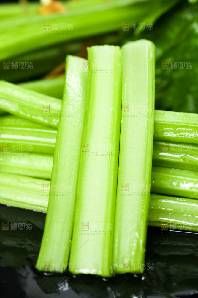 黑石板上的芹菜