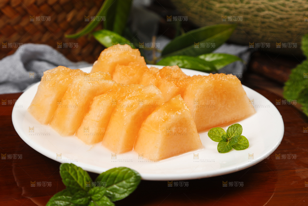 木底上放着哈密瓜果肉
