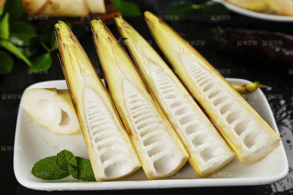 黑底上放着一盘切开的富阳春笋
