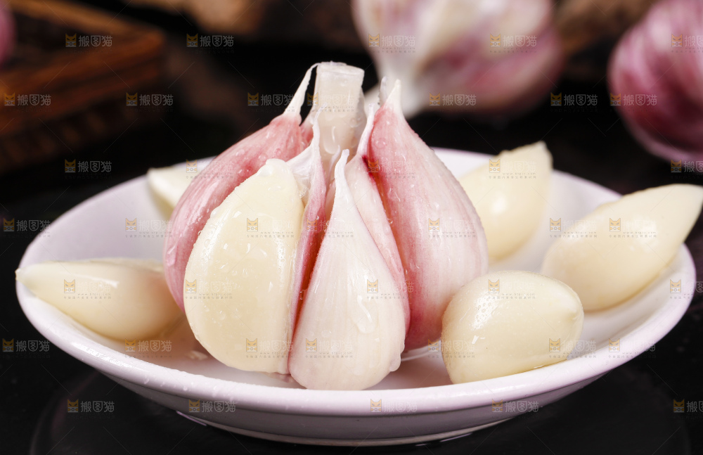 黑石板上放着河南紫皮大蒜